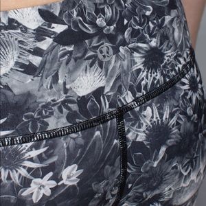 LULULEMON Crop Flowabunga Floral Leggings